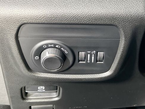 Used 2022 Jeep Grand Cherokee Laredo w/ Luxury Tech Group I image 10