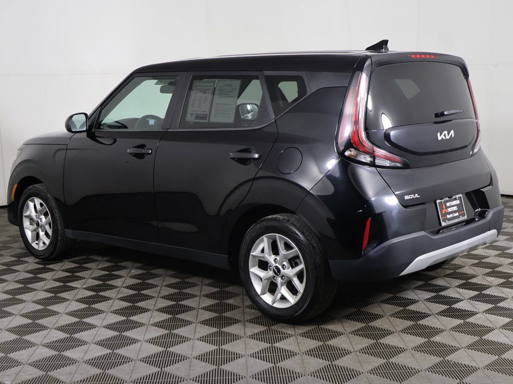 Used 2023 Kia Soul LX w/ LX Technology Package FWD image 7