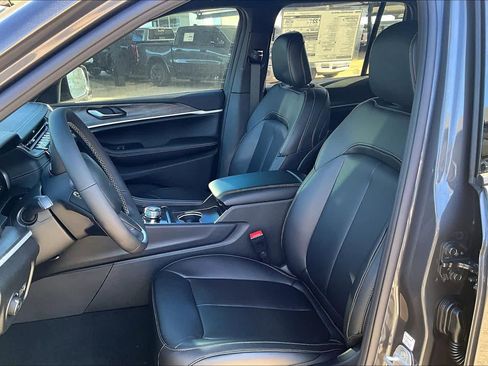 New 2025 Jeep Grand Cherokee Limited w/ Black Appearance Package image 10