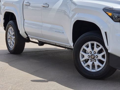 Used 2025 Toyota Tacoma SR5 AWD/4WD image 11