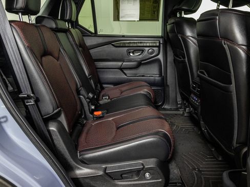 Used 2025 Honda Pilot Black Edition image 48