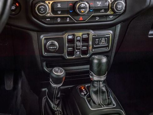 Used 2019 Jeep Wrangler Unlimited Sahara AWD/4WD image 33