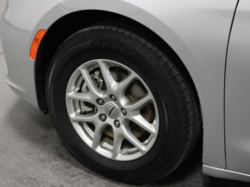 Used 2024 Chrysler Pacifica Touring-L image 10