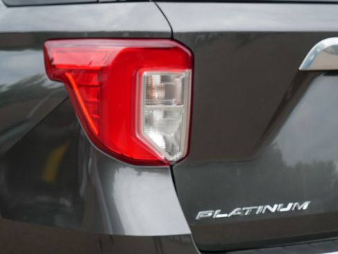 Used 2020 Ford Explorer Platinum w/ Premium Technology Package AWD/4WD image 17