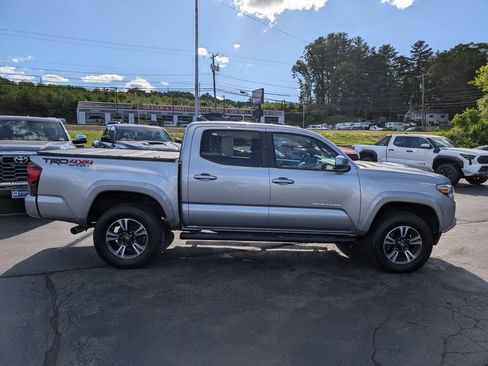 Used 2018 Toyota Tacoma TRD Sport w/ Exterior Package AWD/4WD image 9