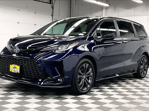 Used 2025 Toyota Sienna XSE FWD image 12