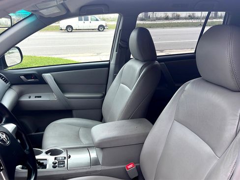 Used 2013 Toyota Highlander Plus image 10
