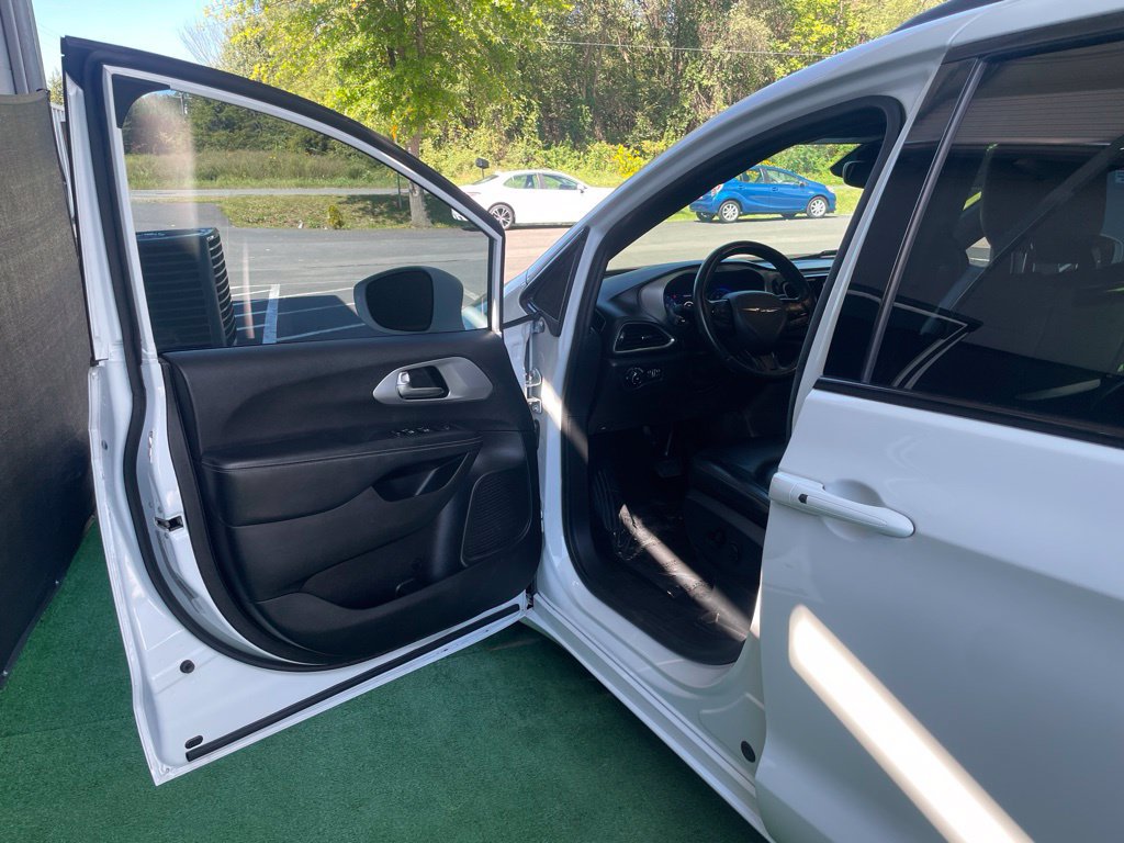 Used 2019 Chrysler Pacifica Touring-L Plus w/ S Appearance Package FWD image 30