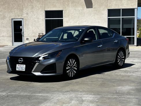 Used 2024 Nissan Altima 2.5 SV FWD image 3