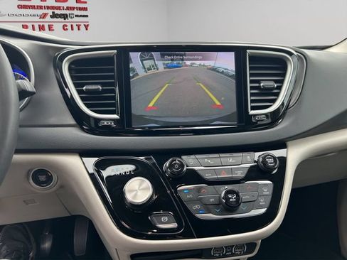 Used 2023 Chrysler Pacifica Touring-L FWD image 21