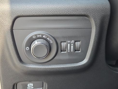 Used 2025 Jeep Grand Cherokee Laredo X image 19