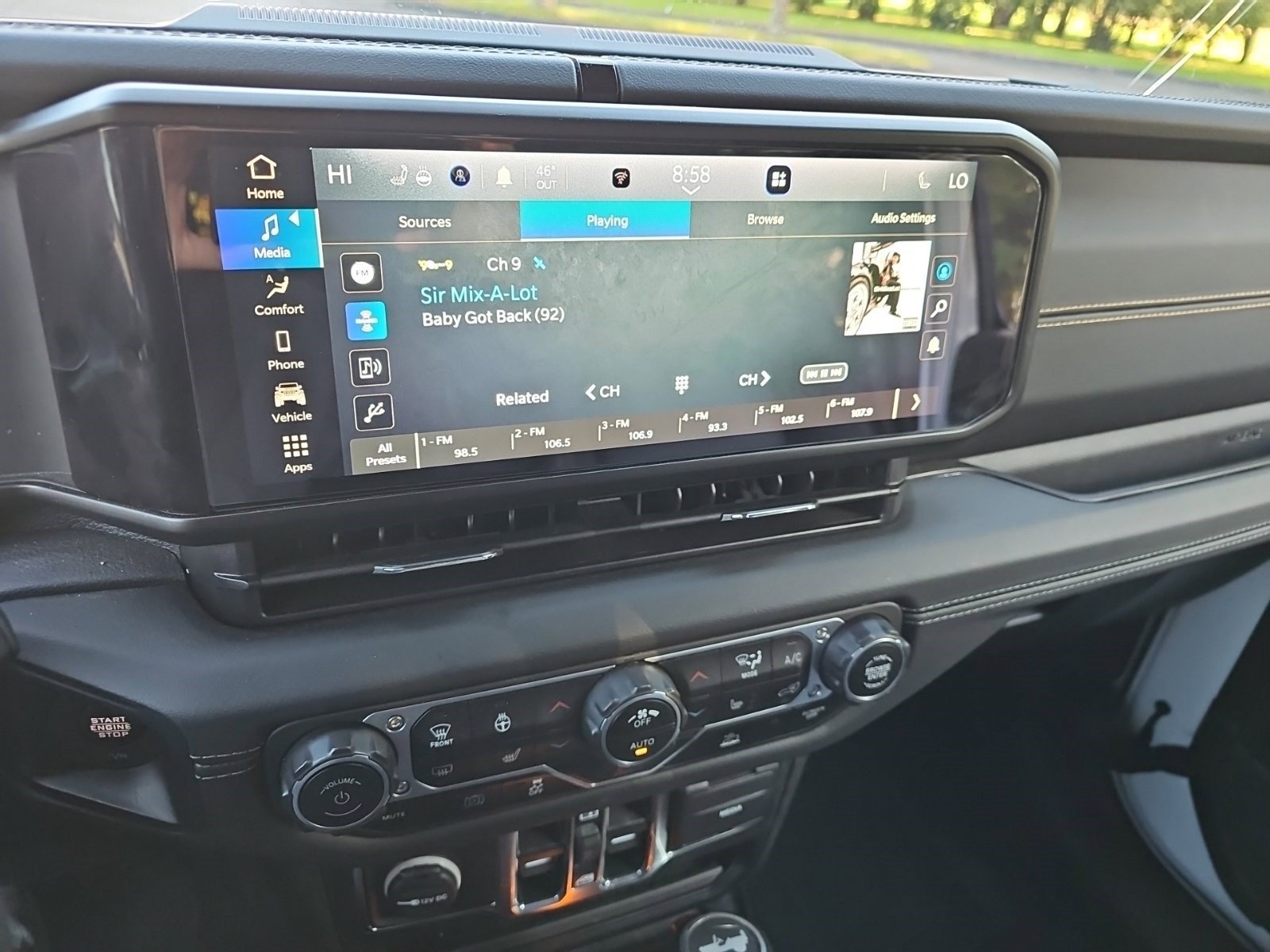 Used 2024 Jeep Wrangler Unlimited Sahara AWD/4WD image 20