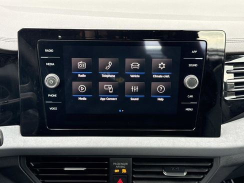 Used 2025 Volkswagen Jetta SE w/ Sunroof Package image 4