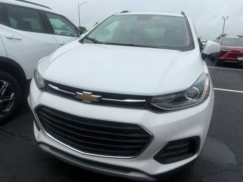 Used 2021 Chevrolet Trax LT w/ Driver Confidence Package FWD image 2