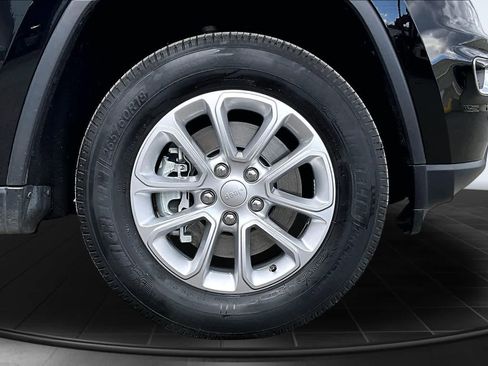 Used 2022 Jeep Grand Cherokee Laredo E AWD/4WD image 34