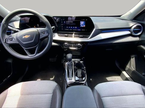Used 2025 Chevrolet Trax LT FWD image 16