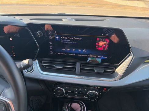 Used 2024 Chevrolet Trax LT w/ Driver Confidence Package image 7