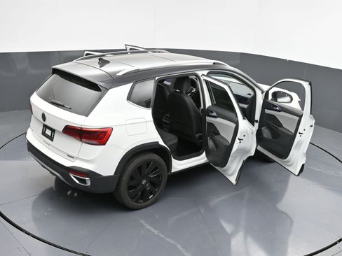 Used 2024 Volkswagen Taos SE w/ Panoramic Sunroof Package image 43