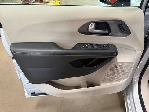 Used 2024 Chrysler Pacifica Touring-L FWD image 28