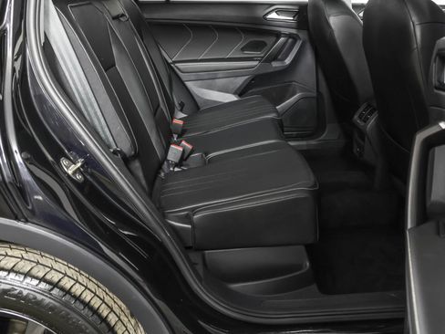 Used 2023 Volkswagen Tiguan SE w/ Panoramic Sunroof Package image 42