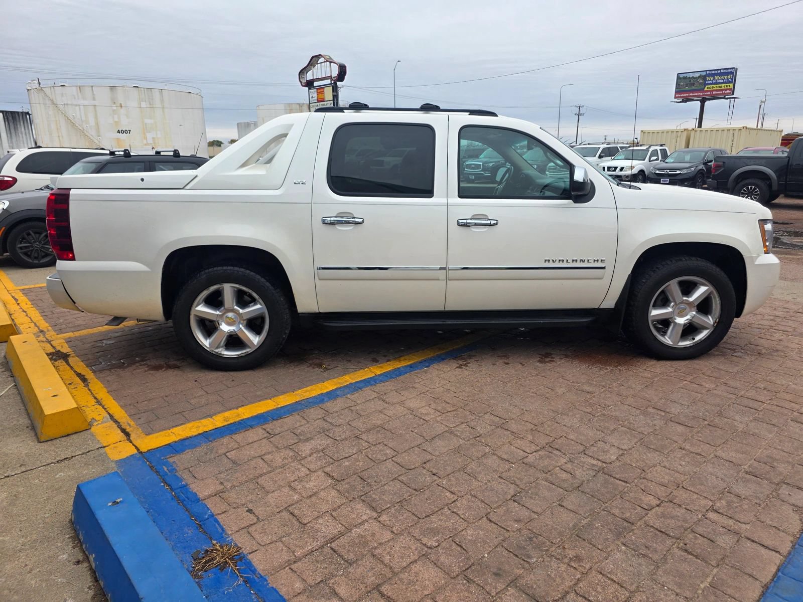 Used 2012 Chevrolet Avalanche LTZ AWD/4WD image 4