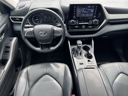 Used 2020 Toyota Highlander XLE FWD image 23