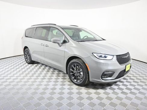 Used 2022 Chrysler Pacifica Touring-L w/ S Appearance Package image 9