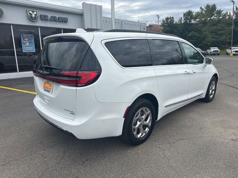 Used 2022 Chrysler Pacifica Limited AWD/4WD image 7