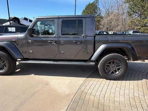 Used 2025 Jeep Gladiator Sport image 11