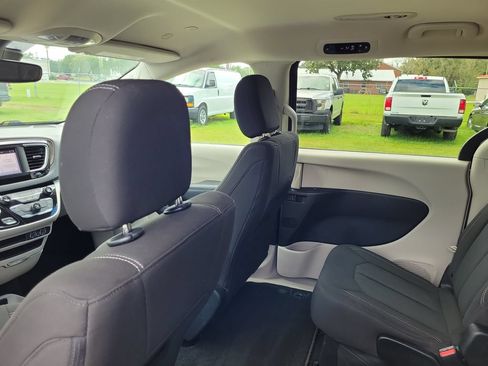 Used 2023 Chrysler Voyager LX FWD image 18
