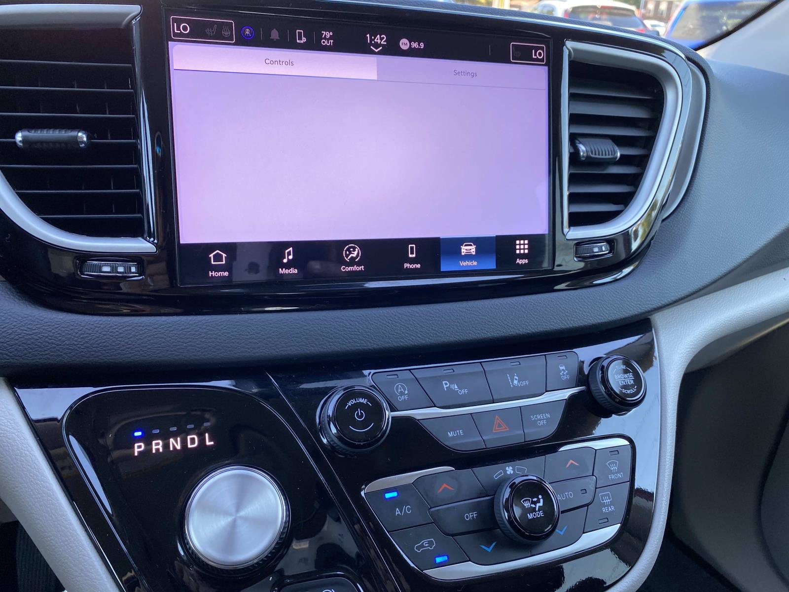 Used 2024 Chrysler Pacifica Touring-L FWD image 14