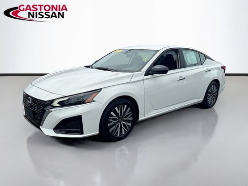 Used 2025 Nissan Altima 2.5 SV FWD image 3