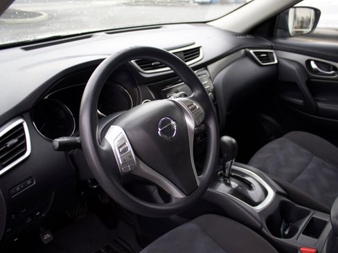 Used 2016 Nissan Rogue SV image 10