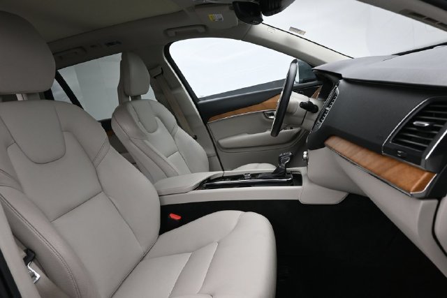 Used 2021 Volvo XC90 T6 Momentum w/ Climate Package AWD/4WD image 32