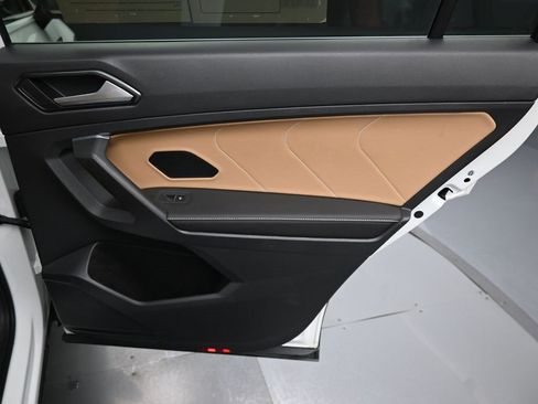 Used 2022 Volkswagen Tiguan SE image 32