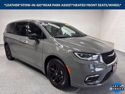 Used 2025 Chrysler Pacifica Select