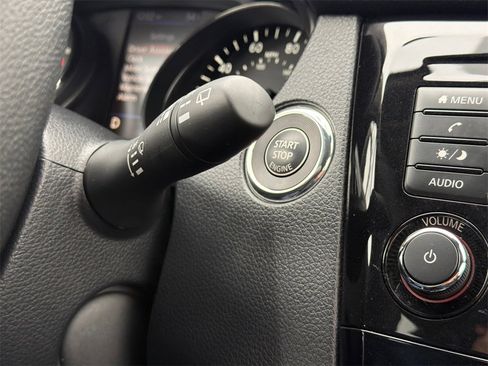 Used 2019 Nissan Rogue SV image 30