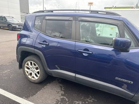 Used 2017 Jeep Renegade Latitude w/ Advanced Technology Group AWD/4WD image 10