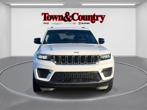 Certified 2023 Jeep Grand Cherokee Laredo w/ Luxury Tech Group I image 2