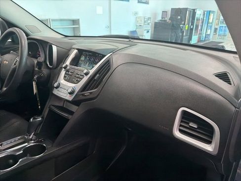 Used 2017 Chevrolet Equinox LS FWD image 28