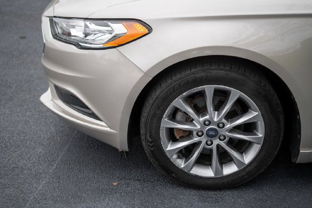 Used 2017 Ford Fusion SE FWD image 9