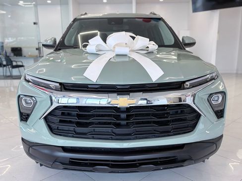 Used 2025 Chevrolet TrailBlazer LT AWD/4WD image 2
