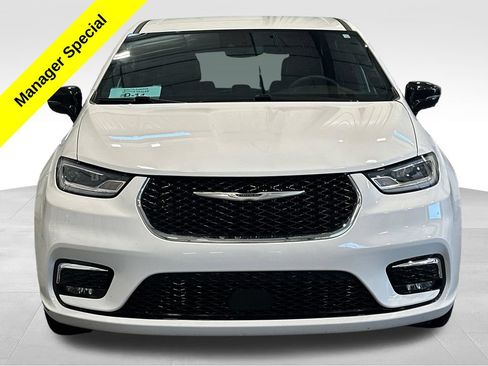 Used 2025 Chrysler Pacifica Select FWD image 2
