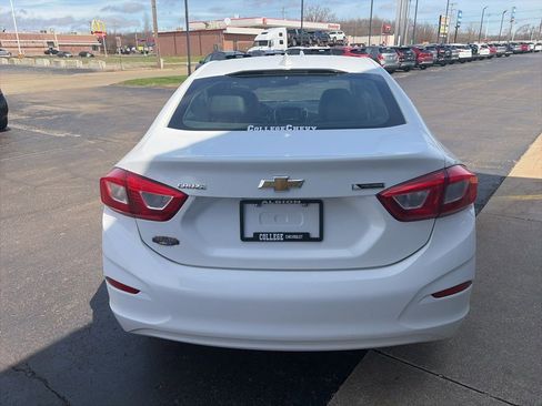 Used 2018 Chevrolet Cruze Premier FWD image 8