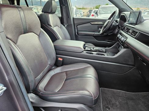 Used 2025 Honda Pilot Black Edition image 40