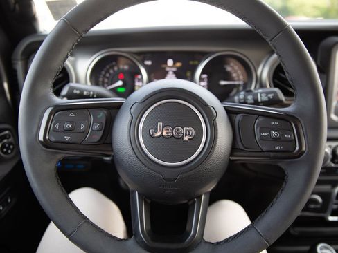 Used 2023 Jeep Wrangler Unlimited w/ Cold Weather Group AWD/4WD image 10