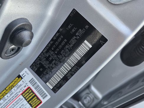 Used 2024 Toyota Highlander LE image 27