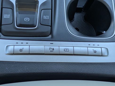 Used 2024 Kia Carnival LX FWD image 26