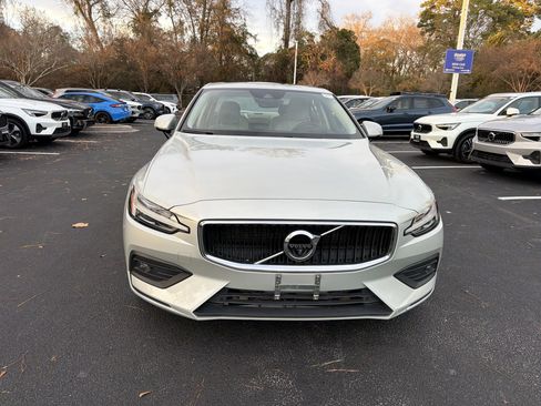 Used 2021 Volvo S60 T5 Momentum image 3