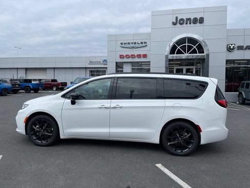 New 2026 Chrysler Pacifica Select w/ S Appearance Package FWD image 4
